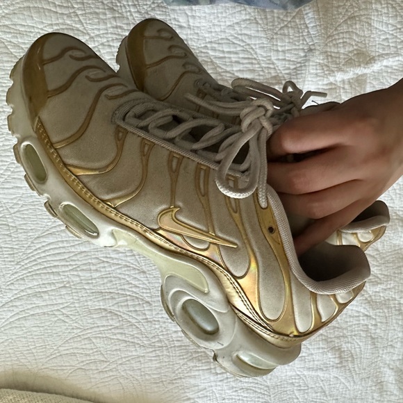 NIKE AIR MAX PLUS WHITE/GOLD - Picture 5 of 8